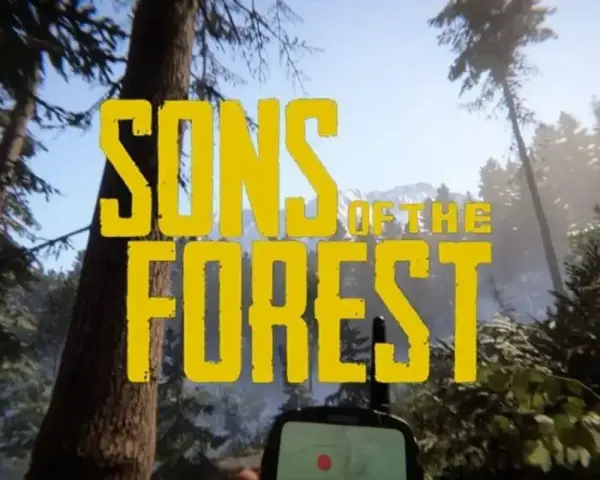 Napis "Sons of the Forest" na tle leśnego krajobrazu z widocznym GPS-em. Gra survivalowa na PS5.