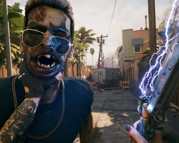 Gracz w trybie **Dead Island 2 coop** mierzy z elektrycznej broni w przerażającego zombie w okularach.