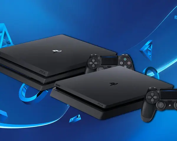 Dwie konsole PS4 Slim i dwa kontrolery DualShock 4 na niebieskim tle z symbolami PlayStation. Premiera PS4 Slim była wielkim wydarzeniem.
