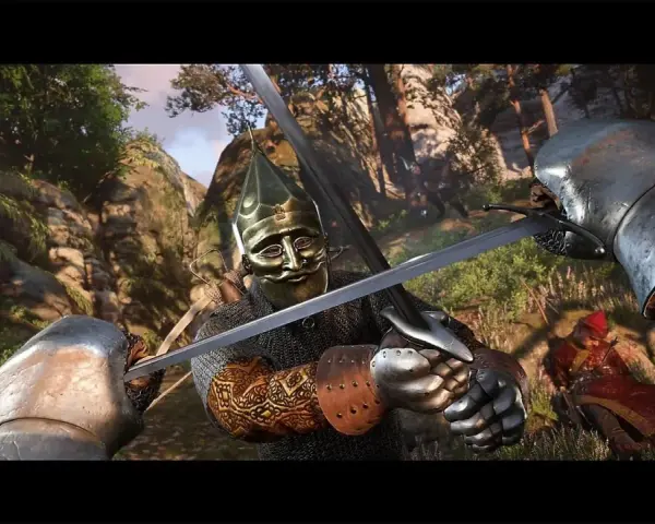 Intensywna walka mieczem w Kingdom Come Deliverance PS5. Dwóch rycerzy w zbrojach walczy w lesie, jeden z nich ma złoty hełm.