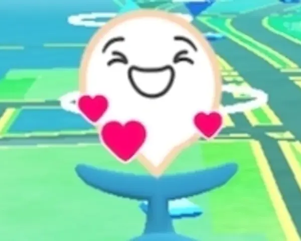 Szczęśliwy pokemon go buddy, otoczony serduszkami, wesoło macha ogonem na tle mapy gry.