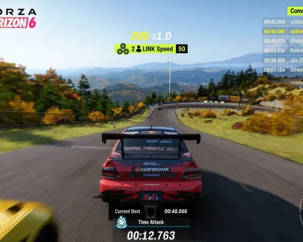 Wyścig w Forza Horizon 6 na PS5. Czerwony samochód pędzi po krętej drodze wśród jesiennych drzew.