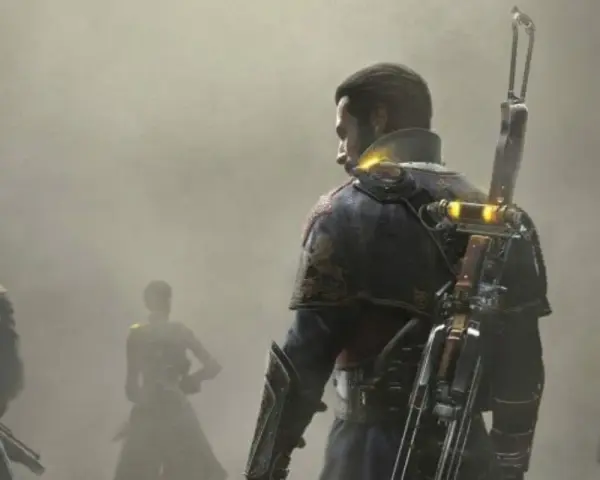 Rycerz z The Order 1886 2, z karabinem na plecach, w otoczeniu mgły i innych członków zakonu.