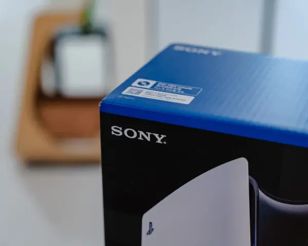 Pudełko z najdroższą konsolą na świecie, PlayStation 5, z logo Sony.