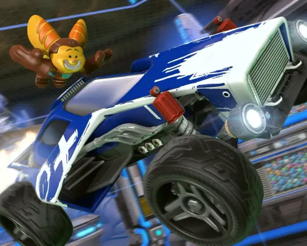 Niebiesko-biały samochód z Rocket League PS5 w powietrzu, z postacią w żółtym stroju obok.