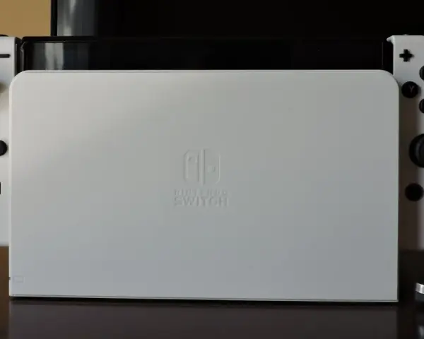 Biały Nintendo Switch z odłączanymi kontrolerami Joy-Con. Dowiedz się, jak działa ten wszechstronny system do gier.