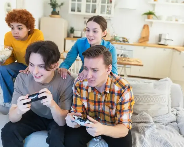 Czterech przyjaciół gra w gry wideo, jeden z nich zastanawia się, jak udostępnić grę na Steam.