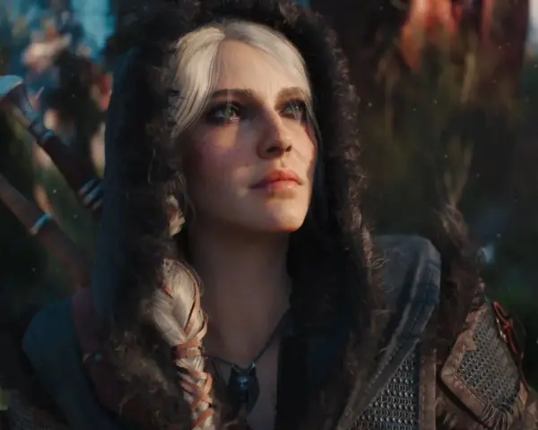 Ciri w kapturze, z dwoma mieczami za plecami, wygląda na gotową do walki w świecie Wiedźmin 4.