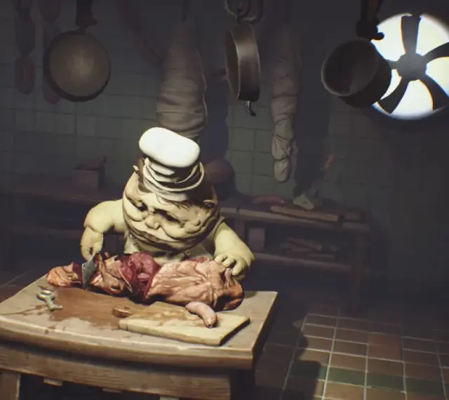 Potworny kucharz z gry Little Nightmares kroi mięso. Czas gry w tej przerażającej kuchni.