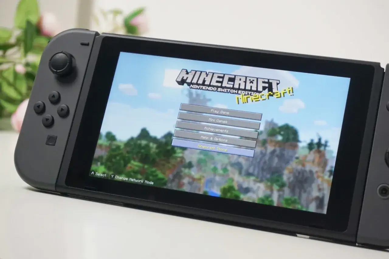 Nintendo Switch z menu gry Minecraft. Możliwość gry międzyplatformowej, czyli minecraft cross play, otwiera nowe światy.