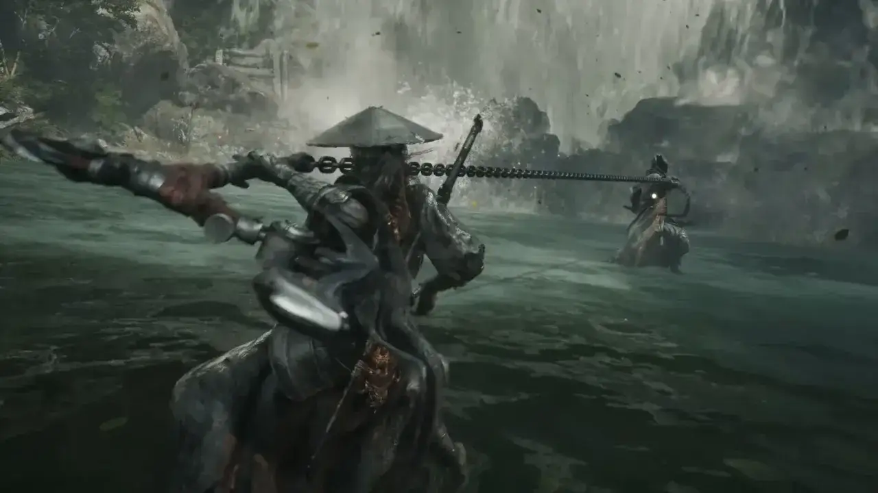 Samuraj w słomkowym kapeluszu walczy z przeciwnikiem w wodzie, używając łańcuchowego ostrza. To scena z gry Phantom Blade Zero.