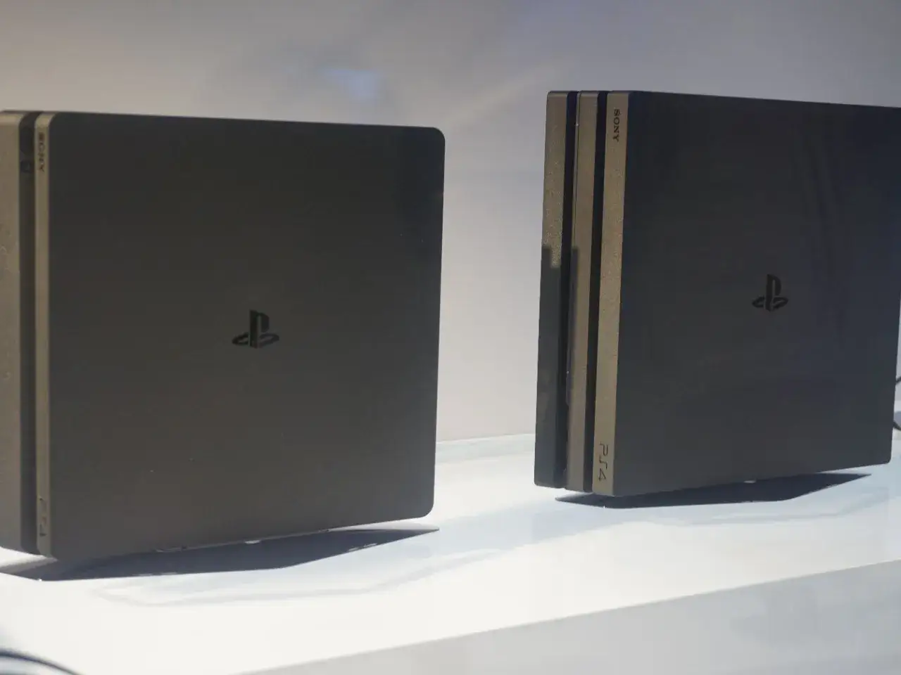 Dwie konsolki PlayStation: smukła PS4 Slim i nieco grubsza PS4 Pro. Porównanie ich ps4 slim wymiary.