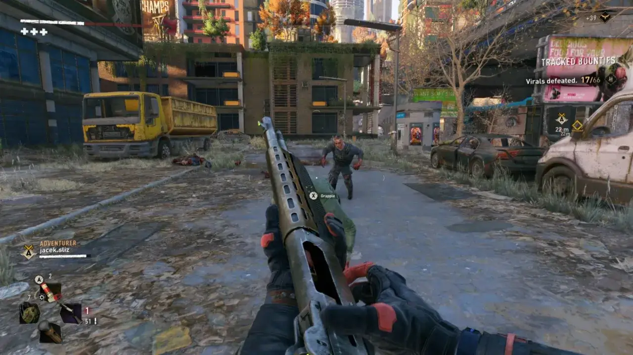 Gracz celuje z strzelby w zombie w postapokaliptycznym mieście. W grze Dying Light 2 broń palna to cenny zasób.