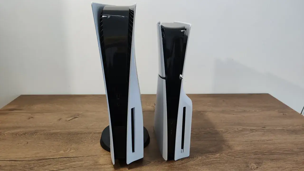 Dwie konsole PlayStation 5, jedna obok drugiej. Mniejsza wersja, PS5 Slim, zapowiada nową erę gier.
