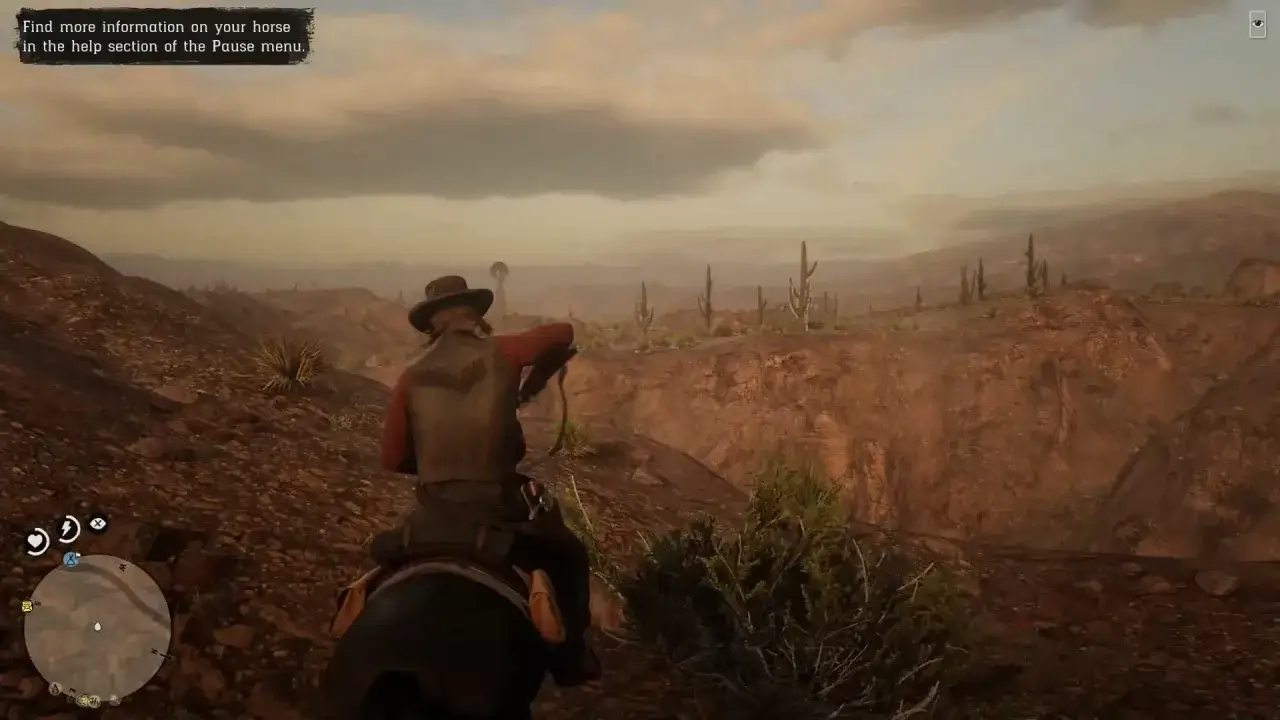 Jeździec na koniu przemierza pustynny kanion w Red Dead Redemption 2 na PS5, ciesząc się płynnością 60fps.