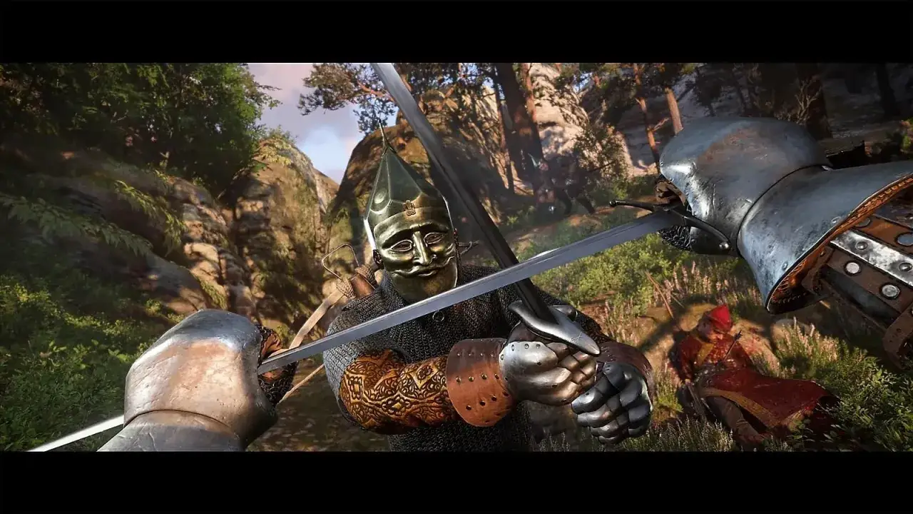 Intensywna walka mieczem w Kingdom Come Deliverance PS5. Dwóch rycerzy w zbrojach walczy w lesie, jeden z nich ma złoty hełm.