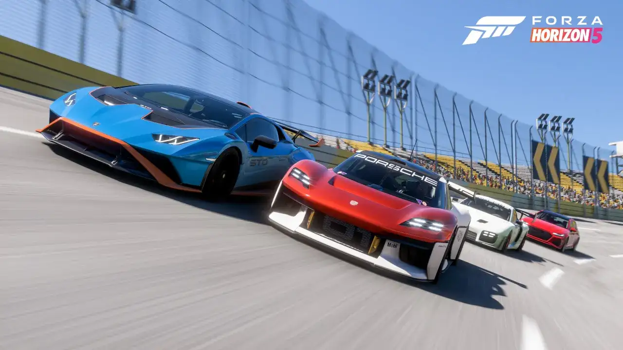 Wyścigowe samochody w akcji w Forza Horizon 5 multiplayer. Niebieski Lamborghini i czerwony Porsche walczą o pozycję na torze.