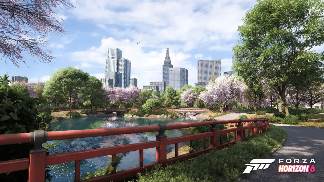 Japoński park z kwitnącą wiśnią i nowoczesnym miastem w tle. Premiera Forza Horizon 6 zapowiada piękne widoki.