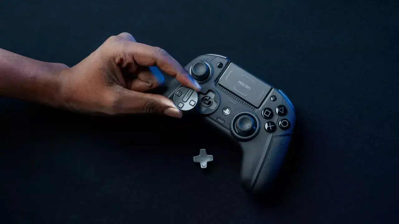 Dłoń manipuluje kontrolerem Nacon, zastanawiając się, czy gry z PS3 działają na PS5.