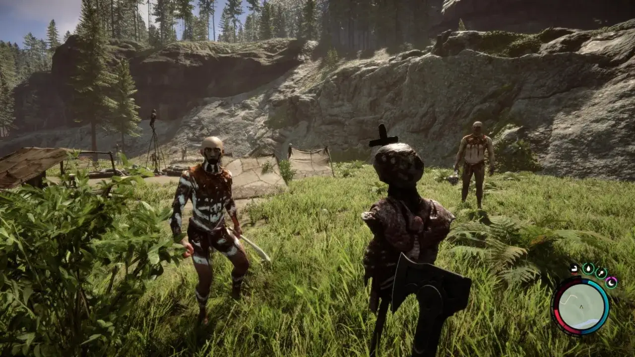 Trzech zmutowanych przeciwników w grze Sons of the Forest PS5, jeden z toporem, drugi z włócznią, a trzeci w oddali.