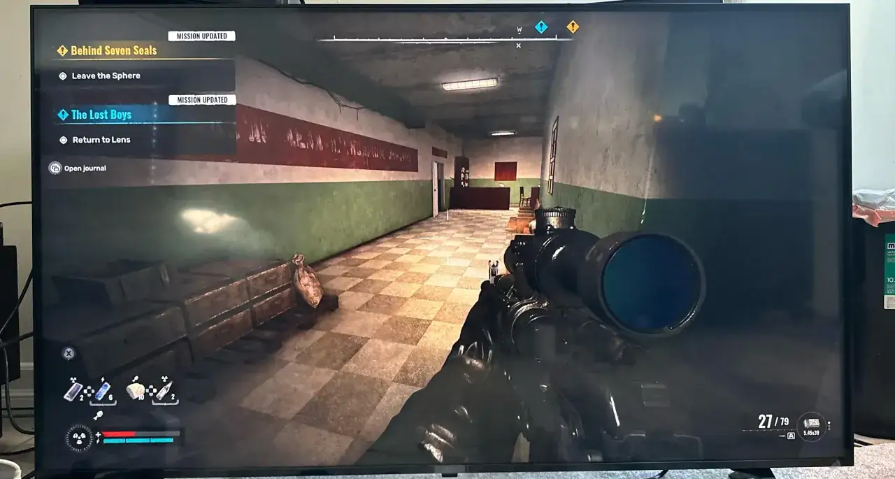Gracz w S.T.A.L.K.E.R. 2 z karabinem, celując w korytarz. Misja