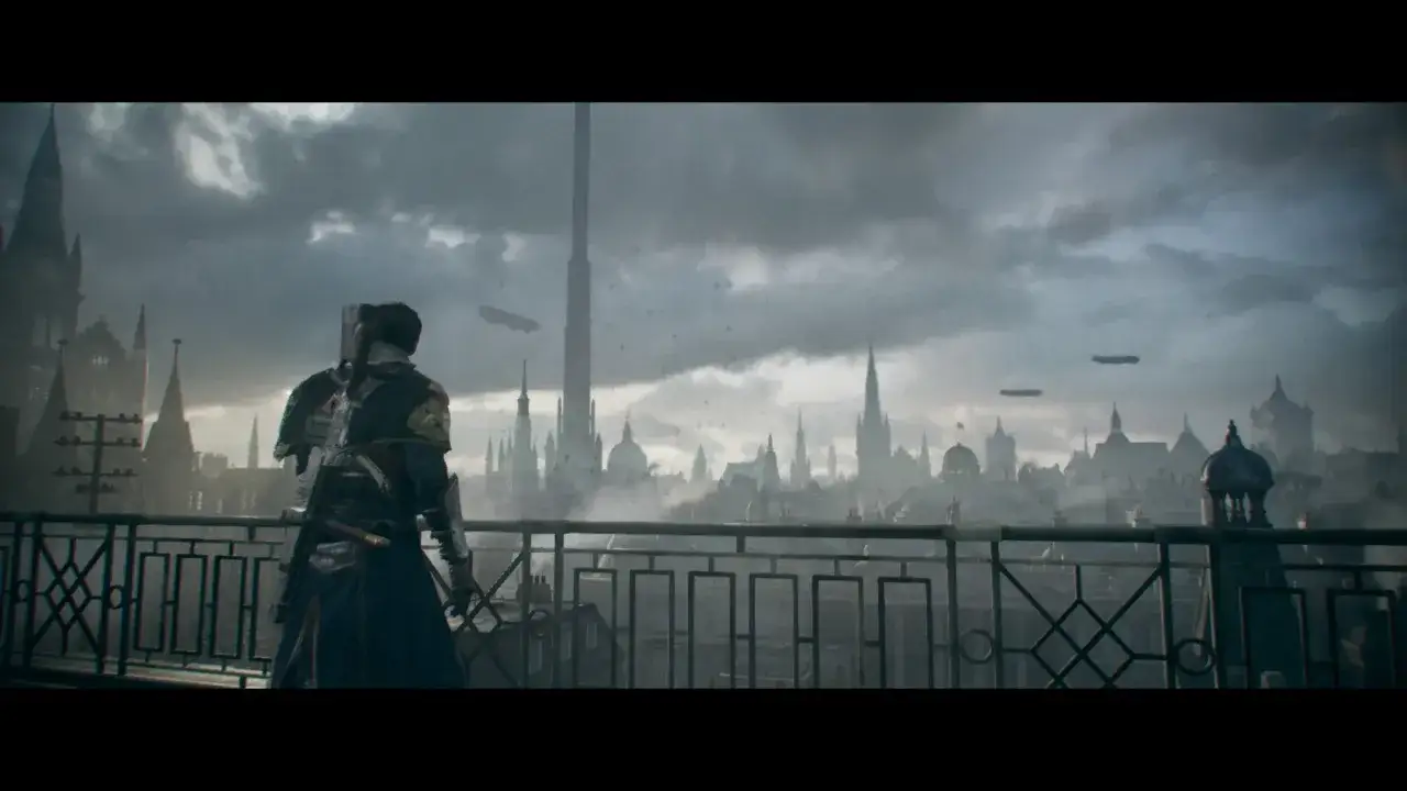 Rycerz z gry The Order 1886 2 obserwuje mgliste miasto z wieżowcem i sterowcami na niebie.