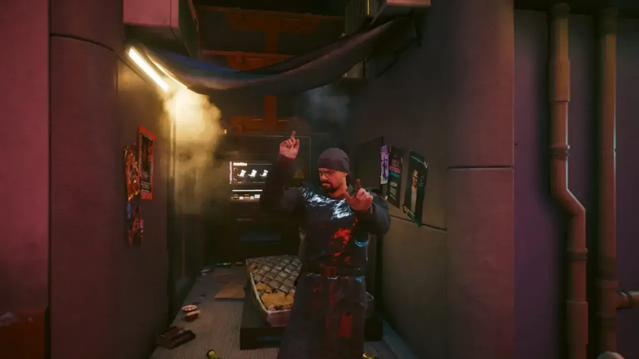 Mężczyzna w czarnym stroju tańczy w zadymionym zaułku, otoczony neonami i plakatami. To prawdziwy cyberpunk, gdzie czarne czy czerwone światła tworzą niepowtarzalny klimat.