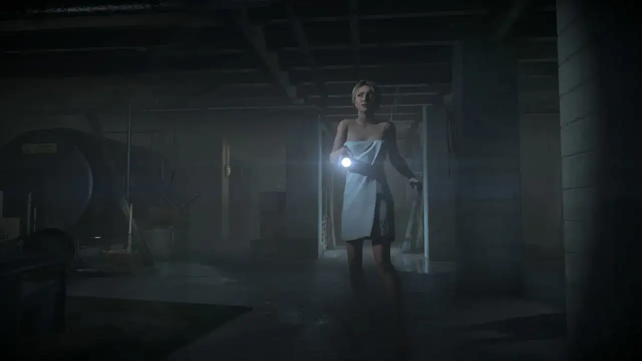 Dziewczyna w ręczniku, przerażona, z latarką w piwnicy. Czas gry Until Dawn.