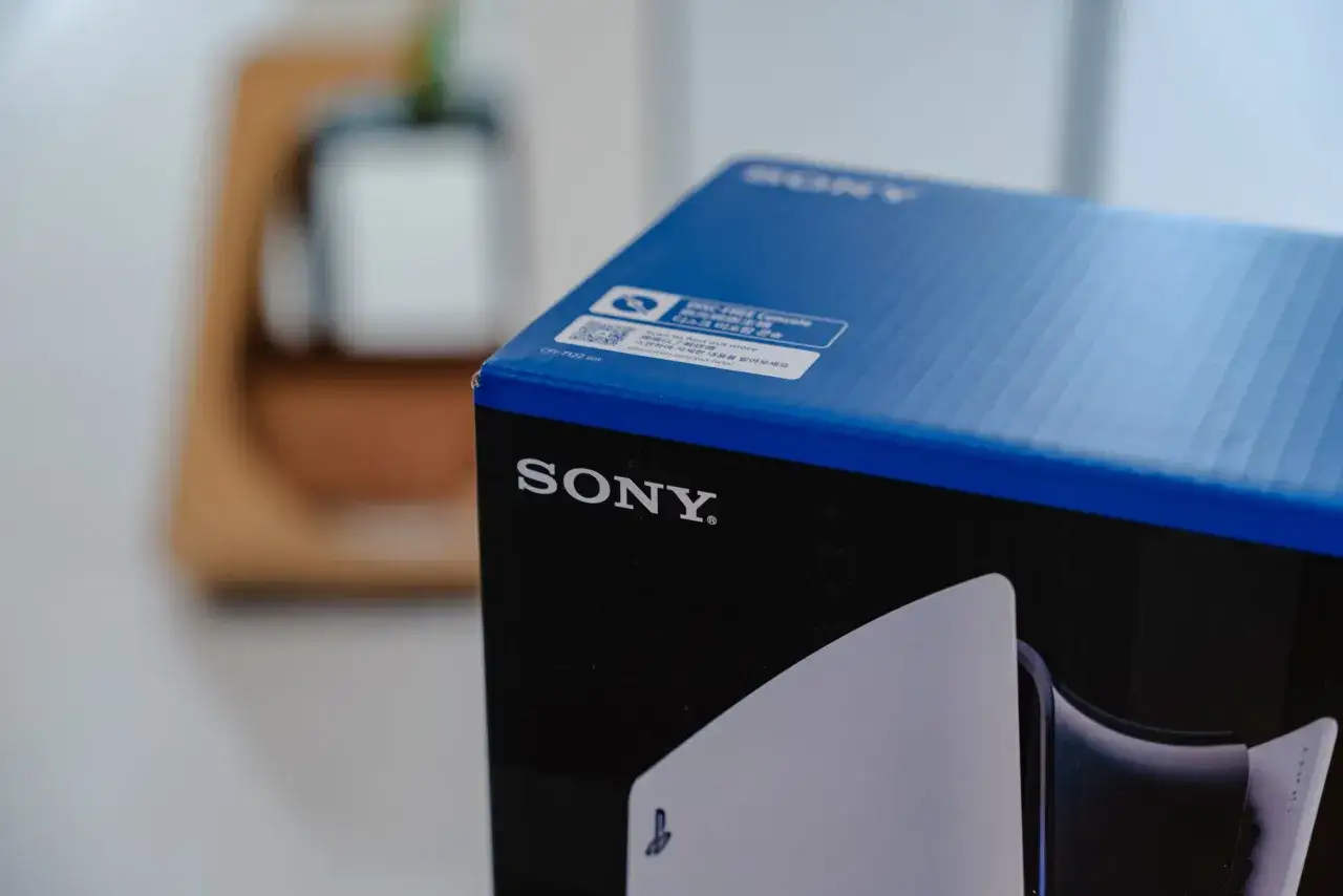 Pudełko z najdroższą konsolą na świecie, PlayStation 5, z logo Sony.