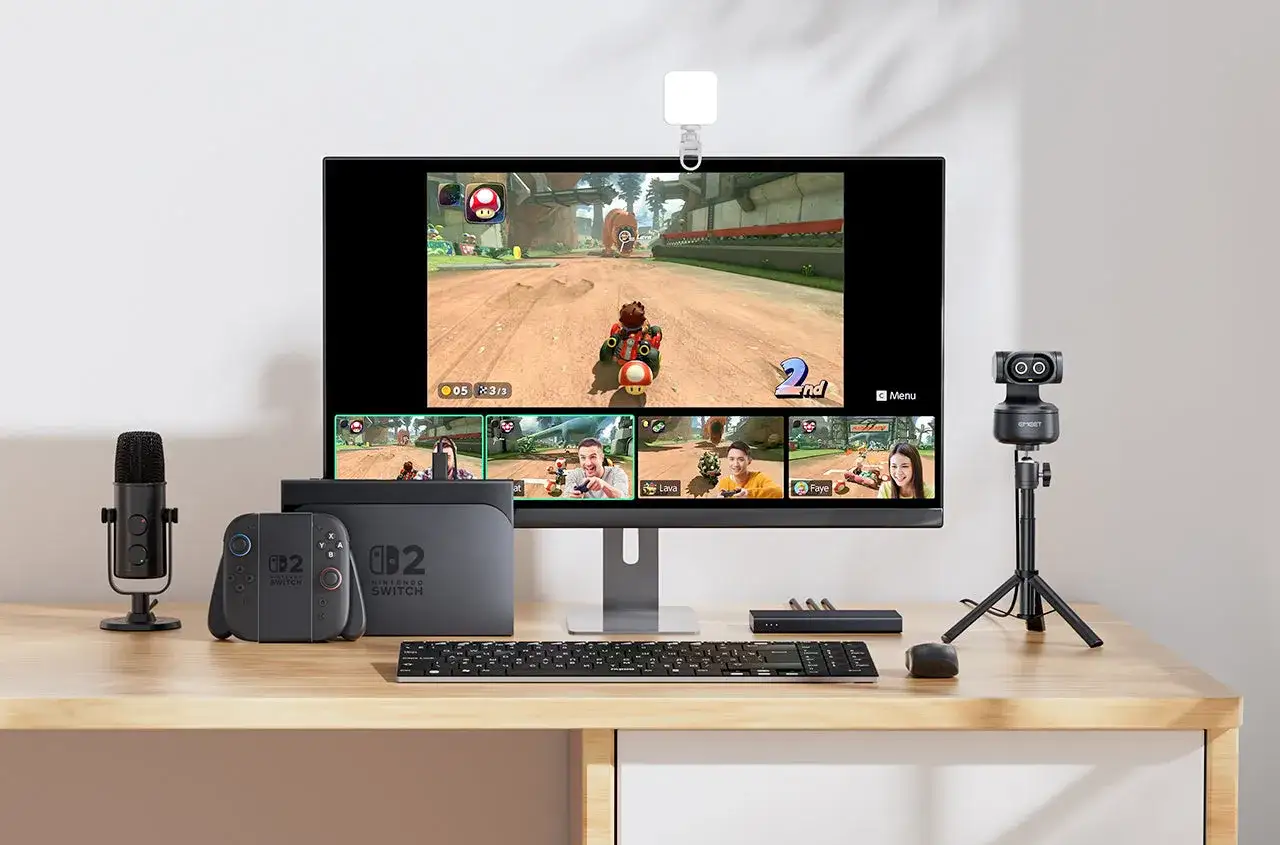 Nintendo Switch z kontrolerami i mikrofonem, gotowy do gry. Na ekranie wyścig Mario Kart. To jak nintendo switch instrukcja obsługi po polsku, tylko że w praktyce!