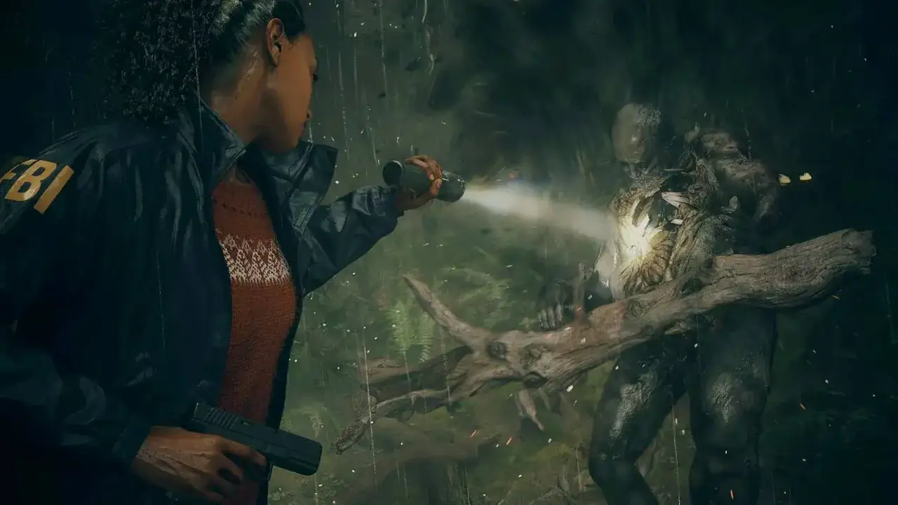 Agentka FBI z latarką i pistoletem mierzy do potwora w lesie. To scena z gry Alan Wake, która może być częścią poradnika.