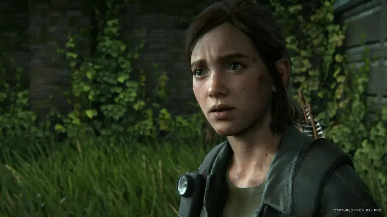 Ellie z The Last of Us 2, zamyślona, w otoczeniu zieleni. Ten kadr to część poradnika, który pomoże Ci przetrwać w świecie gry.
