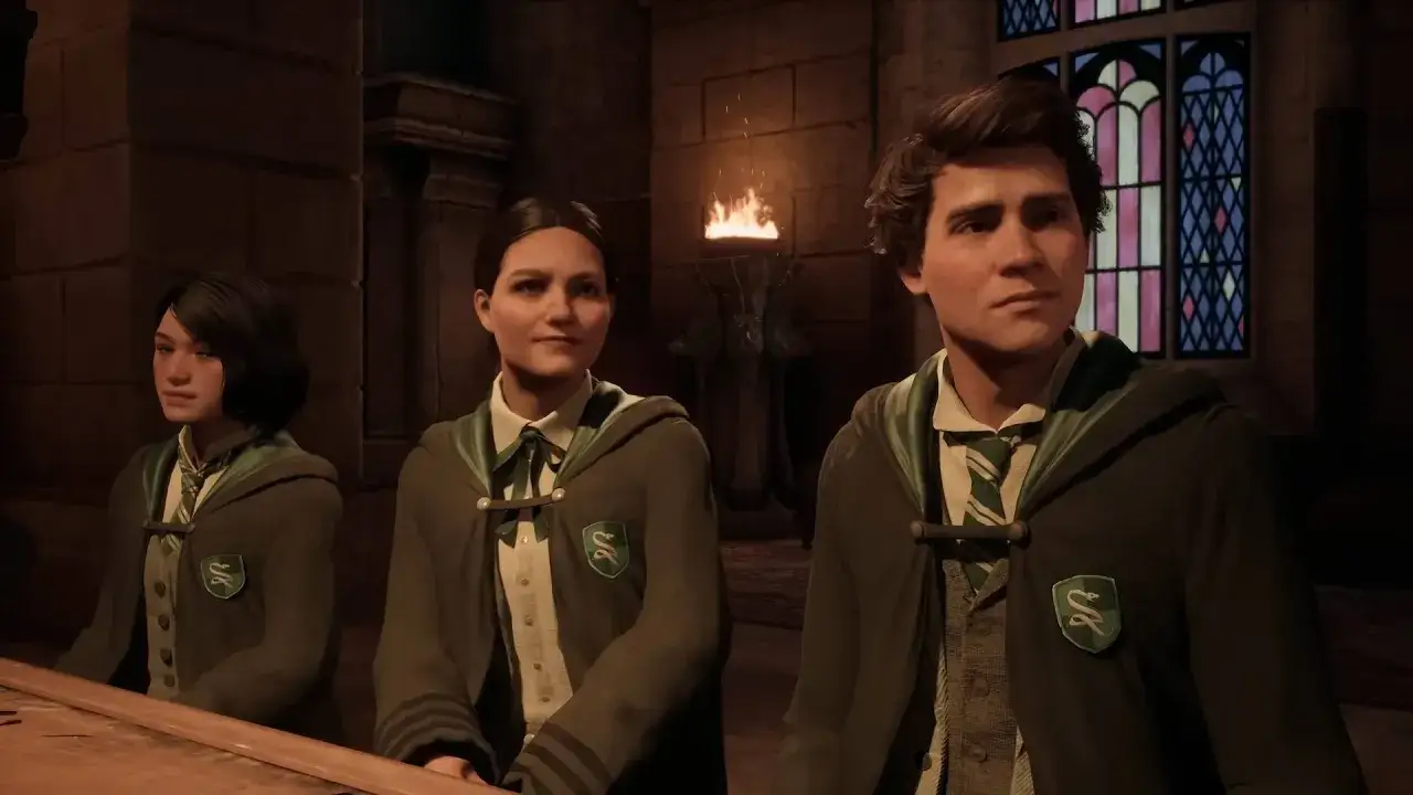 Trzech uczniów w szatach Slytherinu, gotowych na przygodę w Hogwarts Legacy multiplayer.