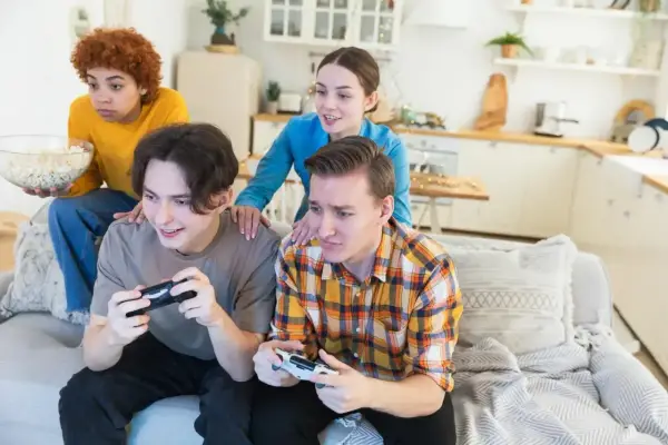 Czterech przyjaciół gra w gry wideo, jeden z nich zastanawia się, jak udostępnić grę na Steam.